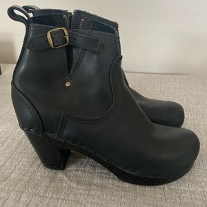 NO. 6 5-INCH BUCKLE BOOT ON HIGH HEEL PLATFORM